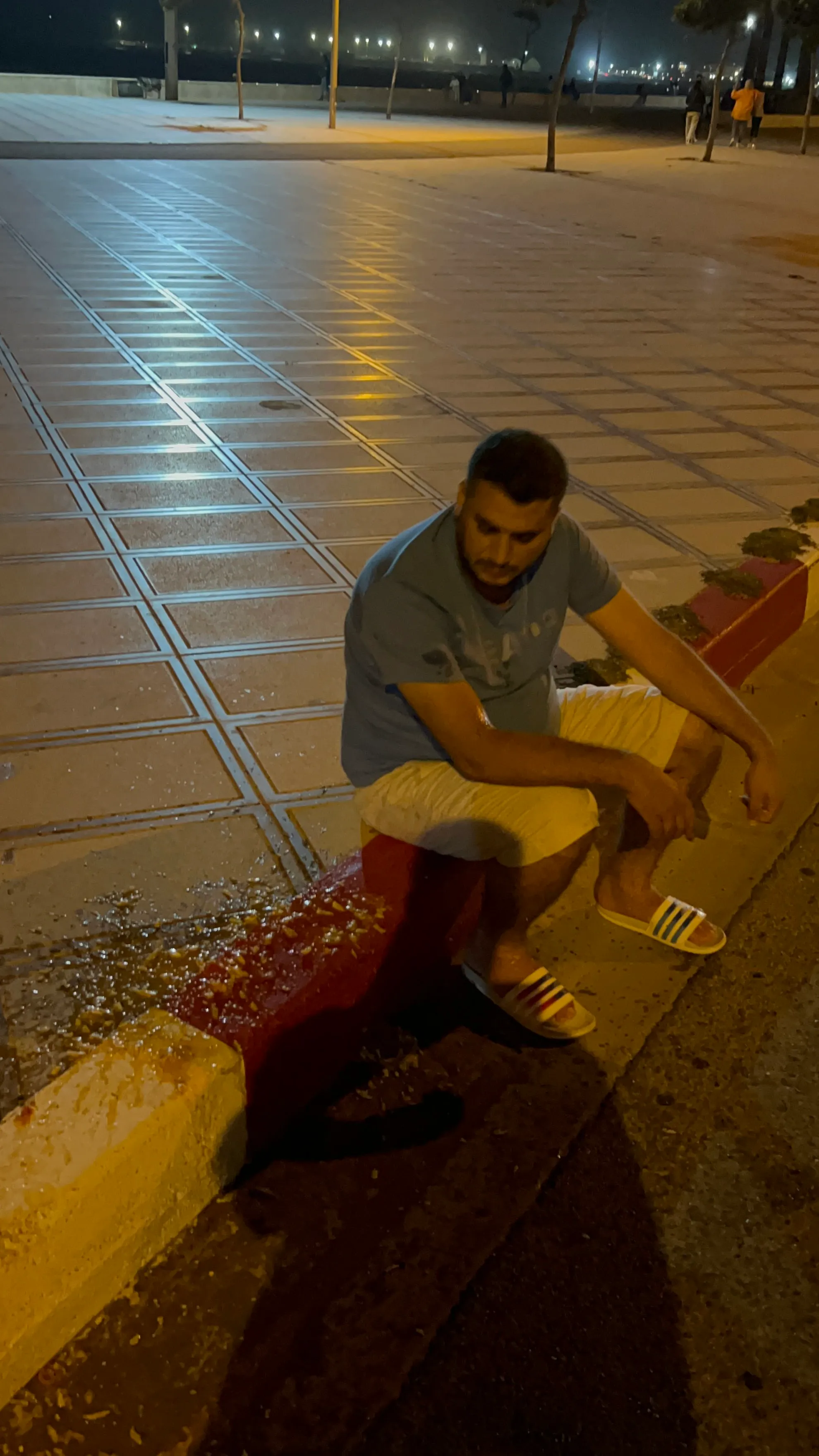 لم أكن قد تناولت شيئا طوال اليوم، ومع ذلك كان القيء غزيرا، غريبا، لم أعرفه من قبل. لم أفهم حينها ما يحدث، لم أستوعب أن الصدمة قد تتمكن من الجسد إلى هذا الحد. في الغد فقط، حين جلست أمام الطبيب، أعطاني الاسم: صدمة نفسية.